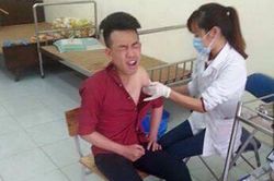 Dân tình cười mệt nghỉ trước loạt biểu cảm cực khó đỡ khi đi tiêm