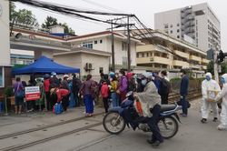 Người dân xếp hàng dài vào chăm, tiếp tế cho bệnh nhân ở Bạch Mai