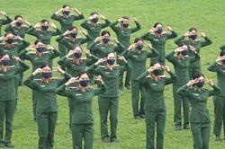 Hàng trăm nam thanh nữ tú Bộ Tư lệnh Thủ đô nhảy 'Ghen cô Vy'