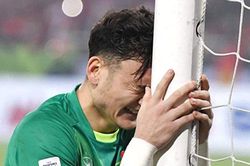 Muangthong lấy lý do Văn Lâm chấn thương để 'đẩy' lên ghế dự bị