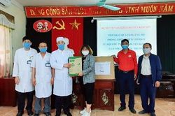 Tặng quà Bệnh viện đa khoa huyện Kim Sơn phòng, chống dịch bệnh Covid-19