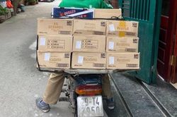 Dân mạng viết thư tay, gửi quà ủng hộ y bác sĩ tại bệnh viện Bạch Mai