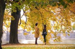 Ngắm những khuôn hình châu Âu lãng mạn trong 'Tình yêu và tham vọng'