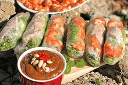 Bữa ăn nhanh gọn với món cuốn thanh mát, dễ làm