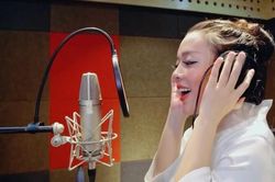 Ca sĩ Hà Linh ra MV Anh – Việt: 'Thế giới cùng chống đại dịch corona'