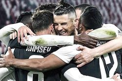 Covid-19: Cầu thủ Juventus đồng loạt giảm lương