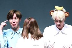 Jin và J-Hope đích thị là 'bộ đôi thỏ đế' của BTS