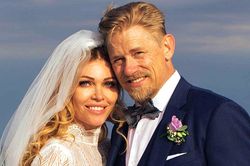 Chuyện Henry, Schmeichel và những cựu danh thủ lấy vợ trẻ ở tuổi ngũ tuần