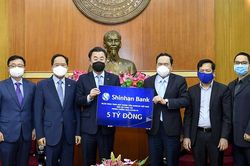 Đại sứ Hàn Quốc và ngân hàng Shinhan ủng hộ năm tỷ đồng phòng, chống dịch Covid-19