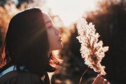 Phụ nữ thời gian dài cô đơn sẽ có những biểu hiện này