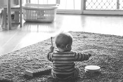 Người giúp việc siết chặt bé trai vì khóc nhiều và cái kết bi thảm