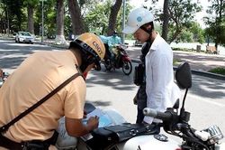 Trông người để ngẫm đến mình (Bài 3): Tạm giữ giấy phép lái xe, các nước cũng đau đầu