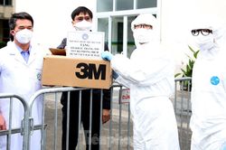 Thêm máy thở, phòng áp lực âm và đồ bảo hộ đến bệnh viện chống dịch