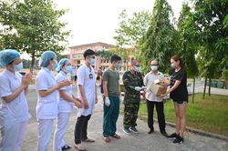 Sắp chia tay khu cách ly, Võ Hoàng Yến gõ cửa từng phòng quyên tiền chống dịch