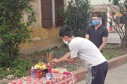 Cha qua đời, nam thanh niên lập bàn thờ trong khu cách ly