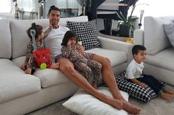 Ronaldo: 'Hãy ở nhà, để giúp các bác sĩ!'