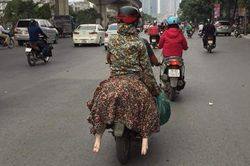'Ninja' ngồi sau xe máy và đôi chân bí ẩn thò ra khiến người đi đường 'hốt hoảng'