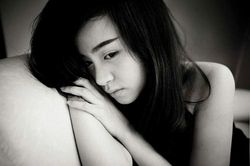 Đêm tân hôn, tôi 'chết lặng' khi bóc món quà người yêu cũ của chồng gửi tặng