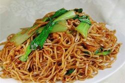 Khi làm mì xào, đừng chiên trực tiếp, thêm bước này sẽ rất ngon và không dính chảo