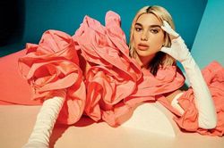 Dua Lipa khoe dáng trên Vogue