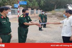 Bí thư Huyện ủy Phú Tân thăm, tặng quà chiến sĩ làm nhiệm vụ ở khu cách ly