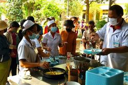 'Bữa cơm nhân ái' Ấm lòng bệnh nhân nghèo