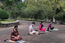 Tranh thủ tập thể dục trước giờ 'cách ly toàn xã hội' trong 15 ngày