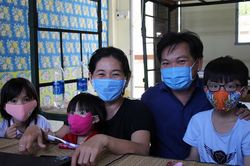 Nữ tiến sĩ cùng gia đình ở khu cách ly: Dễ chịu, vừa làm việc, vừa dạy con học