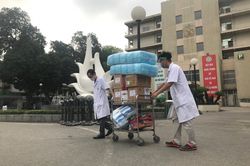 'Lo cho thầy thuốc không chỉ là nghĩa tình mà còn là trách nhiệm'