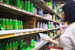 Khuyên không xong, siêu thị Đan Mạch nghĩ ra mẹo 'cực gắt' để khách không gom nước rửa tay