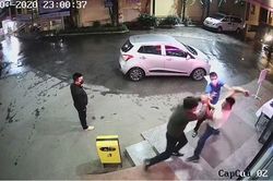 Bị nhắc đeo khẩu trang, nam thanh niên lăng mạ và lao vào đánh nhân viên bệnh viện
