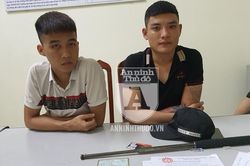 Cảnh sát Cơ động xử lý đối tượng xăm trổ cầm dùi cui đi 'chơi đêm'