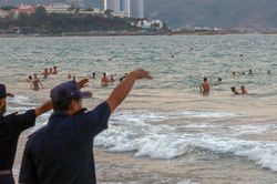 Nha Trang ra quân cưỡng chế người tắm biển