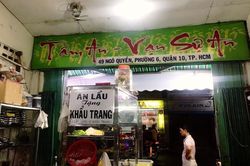 Quán cơm phát suất ăn miễn phí cho người bán vé số mất việc