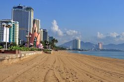 Bãi biển Nha Trang vắng bóng người sau khi được chăng dây, chặn lối