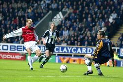 Bergkamp và bàn thắng ma thuật vào lưới Newcastle