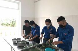 Bữa ăn 'tiếp sức' của tuổi trẻ Nghệ An với công dân cách ly tập trung