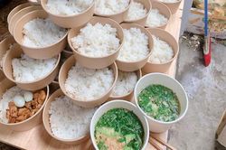 Hàng trăm suất cơm ngon, canh ngọt trao tận tay những 'chiến sĩ áo trắng' của Bệnh viện Bệnh Nhiệt đới TƯ
