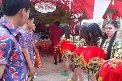 Nam thanh, nữ tú đi bê tráp đám cưới nhưng lại làm điều này khiến dân mạng 'dậy sóng'