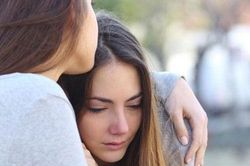 Em dâu gọi điện khóc nức nở: 'Chị ơi, cứu em', tôi vội vã chạy xe đến rồi 'sửng sốt' khi thấy cảnh em trai ném hết đồ của vợ ra sân
