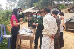 Đồn Biên phòng Phiêng Pằn: Phát khẩu trang, nước rửa tay diệt khuẩn cho người dân