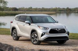 Xe Toyota Highlander dính lỗi có thể chết máy đột ngột