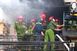 Kịp thời dập tắt đám cháy ở căn nhà 2 tầng