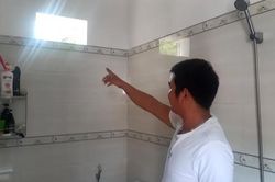 Tên trộm trùm kín mặt, dùng chổi che camera để lấy tài sản