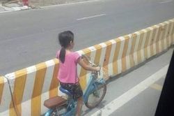 Bé gái đi xe đạp bị kẹt ở dải phân cách không thể sang đường, tài xế xe khách đã có hành động đặc biệt