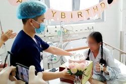 Những hình ảnh xúc động rớt nước mắt bên trong khu cách ly BV Bạch Mai