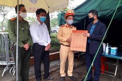 Tặng quà động viên các chốt ứng trực tại hai đầu cầu quan trọng của Thủ đô