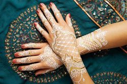 Xăm giả lên tay khi ở nhà nhiều ngày buồn chán