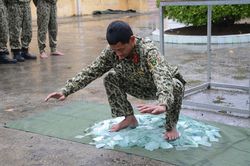 Tròn mắt xem lính đặc công chống khủng bố Việt Nam huấn luyện 'mình đồng da sắt'