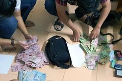 Hai đối tượng dùng dao khống chế nhân viên, cướp ngân hàng giữa ban ngày